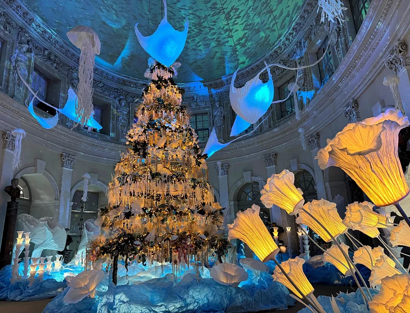 Salon du château décoré pour le Grand Noël à Vaux-le-Vicomte