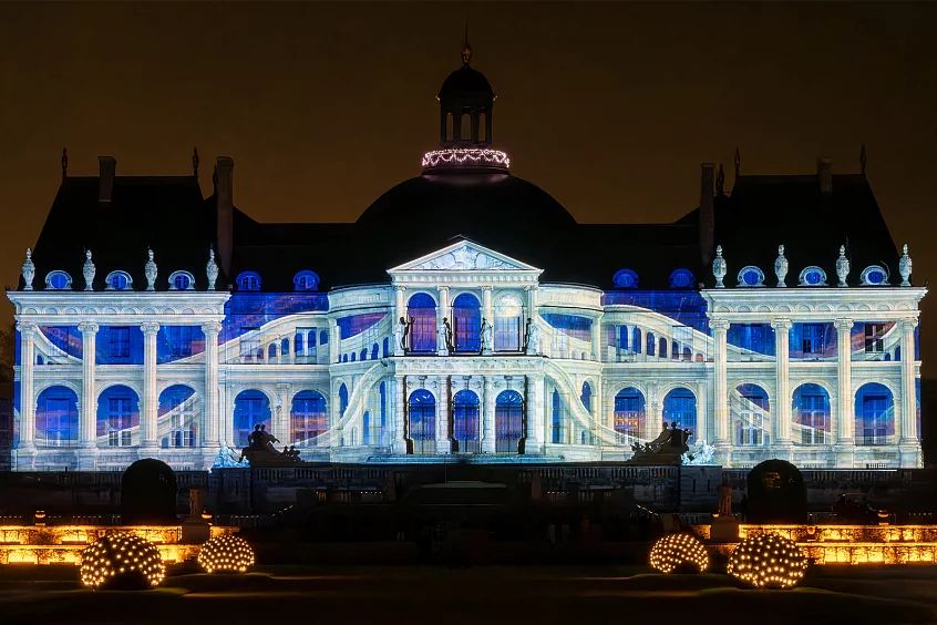 Projection monumentale sur la façade du château de Vaux-le-Vicomte à Noël