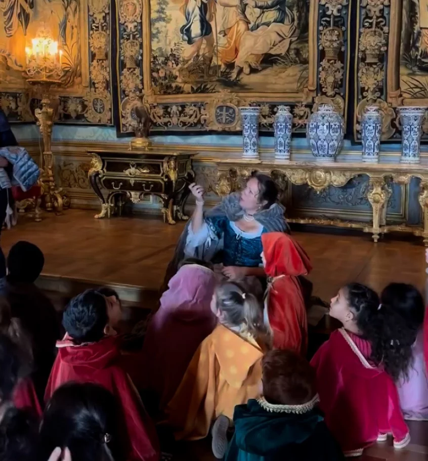 Comédienne et enfants en chasse au trésor lors du Carnaval des Animaux à Vaux-le-Vicomte