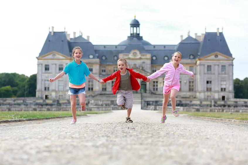 Enfants profitant de leur visite à Vaux-le-Vicomte