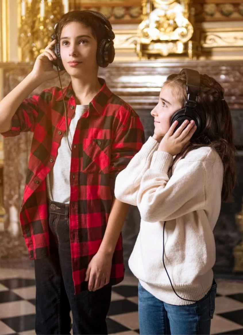 Enfants vivant l'histoire de Vaux-le-Vicomte en immersion avec le parcours sonore immersif
