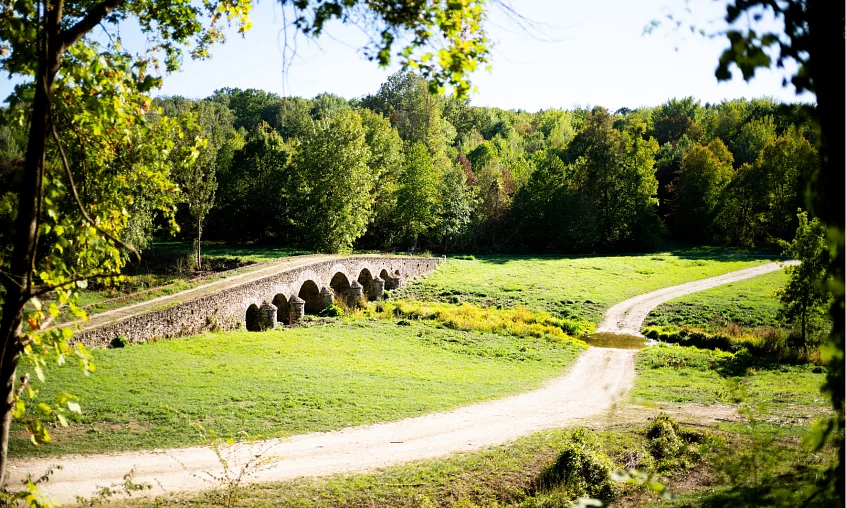 La Forêt Sonore vous plonge dans les Fable de la Fontaine en admirant le Pont de Mons