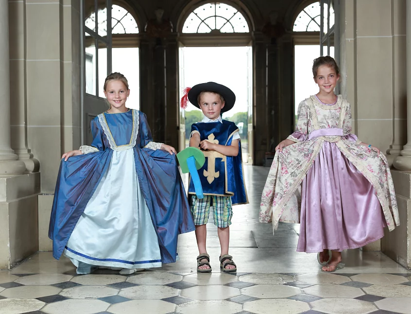 Enfant en costume d'époque lors de la visite du château de Vaux-le-Vicomte
